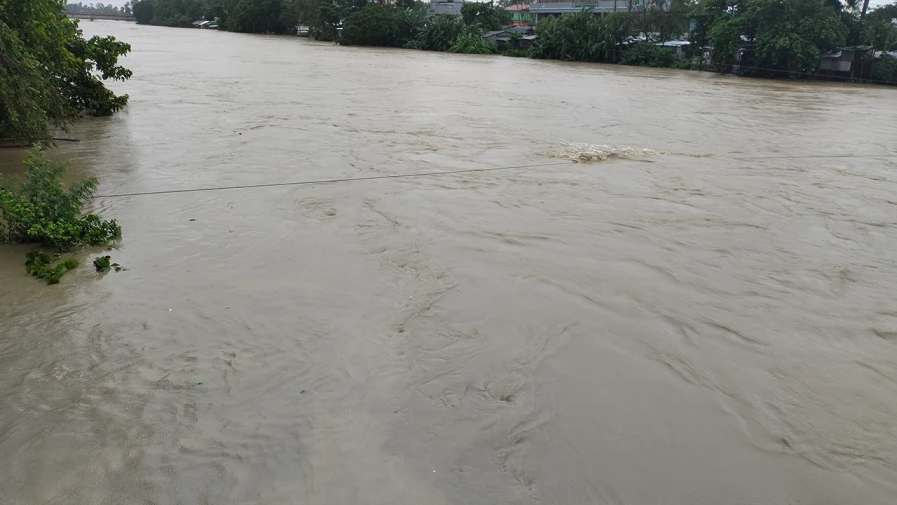 ফেনীতে মুহুরী নদীর পানি বিপৎসীমার ৫৫ সেন্টিমিটার ওপর দিয়ে প্রবাহিত হচ্ছে। পানিবন্দি হয়ে পড়া লক্ষাধিক মানুষ রয়েছে চরম দুর্ভোগে।